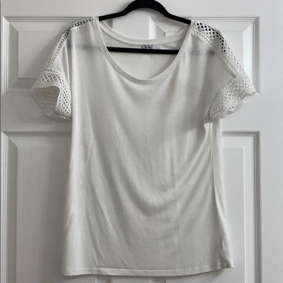 White t-shirt with lace trim. - Picture 1 of 2